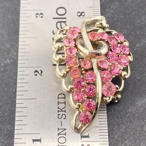 VINTAGE Pink rhinestone and silvery gold tone metal leaf brooch 1950s 1960s pin - Picture 2 of 8